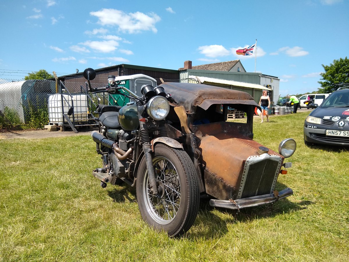 RatBikeZone's tweet photo. now that's what I call a Side-CAR #Triumph #Ratbike #Sidecar #RatAndSurvival https://t.co/sYMgr6XmPm