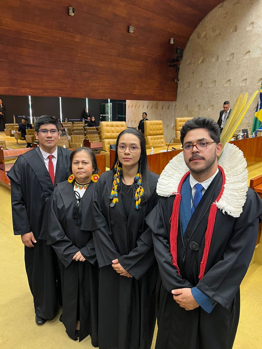ADVOCACIA INDÍGENA PRESENTE! 
O coord. jurídico da Apib, <a href="/terenamauricio/">Mauricio Terena</a>, o advogado do @ConselhoRoraima <a href="/Ivo_Aureliano/">Ivo Aureliano. Makuxi/RR - Brasil</a> e as assessoras jurídicas da @CoiabAmazonia, Cristiane Baré e @GuajajaraKari acompanham sessão do <a href="/STF_oficial/">STF</a> 

Acompanhe aqui: apiboficial.org/marco-temporal/