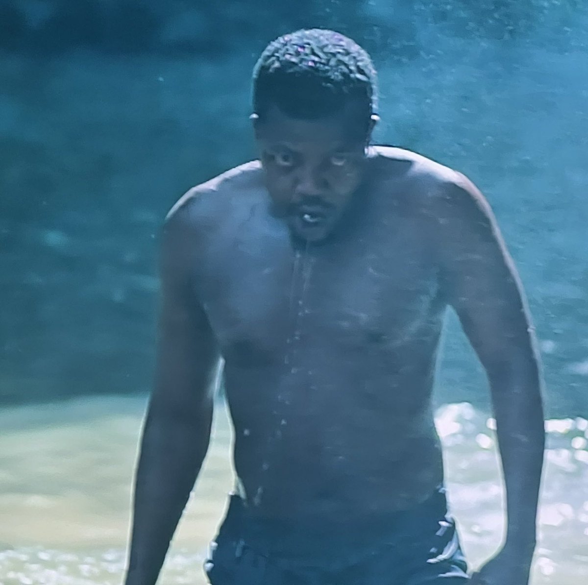 Mlungisi coming out of the water like chadwick boseman on Black Panther

#UmkhokhaTheCurse https://t.co/Bh9vQ17yYK