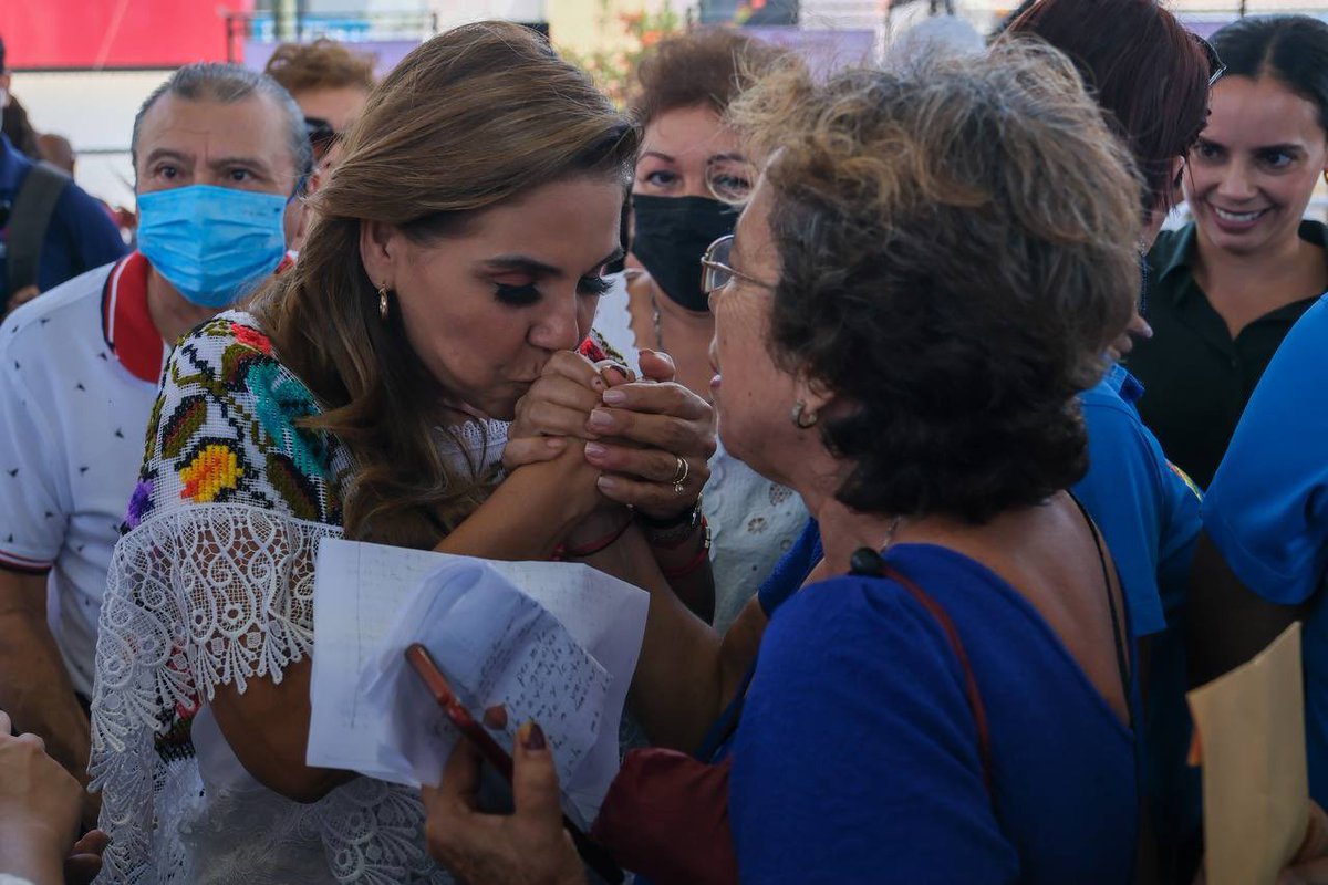 MaraLezama's tweet photo. Llevamos las Caravana del Bienestar para escuchar y atender las necesidades de las vecinas y vecinos de la Lombardo Toledano, en #Cancún. Somos un gobierno de territorio y trabajamos a ras de piso llevando más de 70 trámites y servicios gratuitos que acercamos para ayudar a la ciudadanía, evitar corrupción y generar bienestar para las familias quintanarroenses. #UnidosParaTransformar