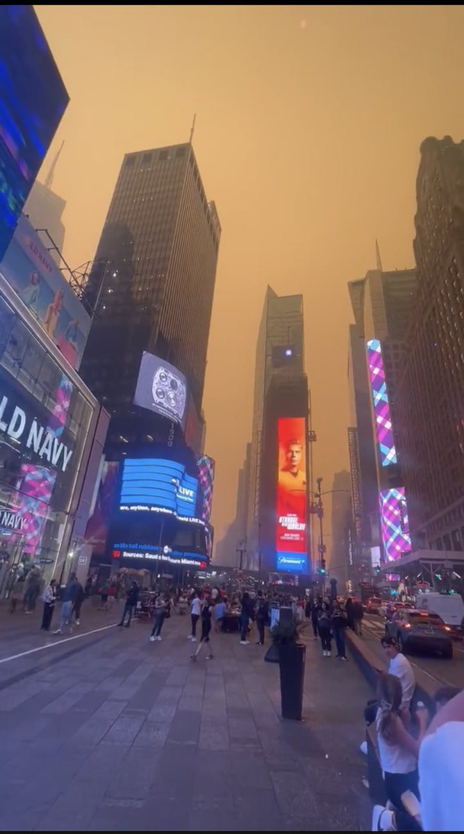 BuzzingPop's tweet photo. New York City is now ranked the most polluted city in the world following the Canada wildfires yesterday. https://t.co/JbE3JKOaPQ