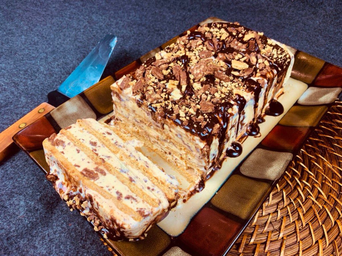 Hazelnut Chocolate Ice Cream Cake features ice cream laced with bits of @NutellaUSA hazelnut cocoa spread. Adding crunchy graham crackers & crushed toffee bar bits adds a touch of almonds & milk chocolate. A delicious dessert gloriagoodtaste.com/hazelnut-choco… #NationalChocolateIceCreamDay