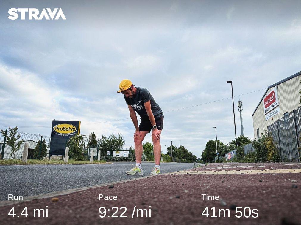 LittleJoeRunner's tweet image. Industrial Estate Interval session. 

4 x 90s with 60s recovery x3. 3mins recovery between sets. 

Blowing out of my arse, but strangely enjoyed it.