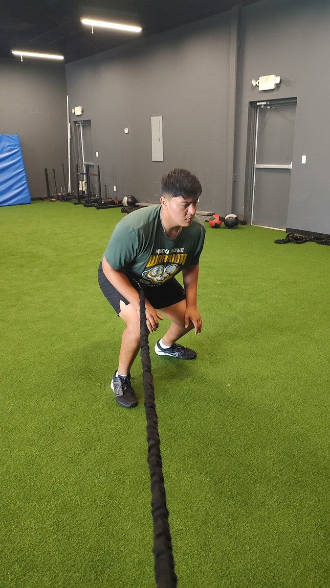 OLcoachGalvan's tweet photo. It's an exciting feeling that football season is so close! Will you be ready? Don't get bored of working the fundamentals..... Repetition equals Muscle Memory. #OwnTheDetails #RGVfootball❤️ https://t.co/XabW01W2sL