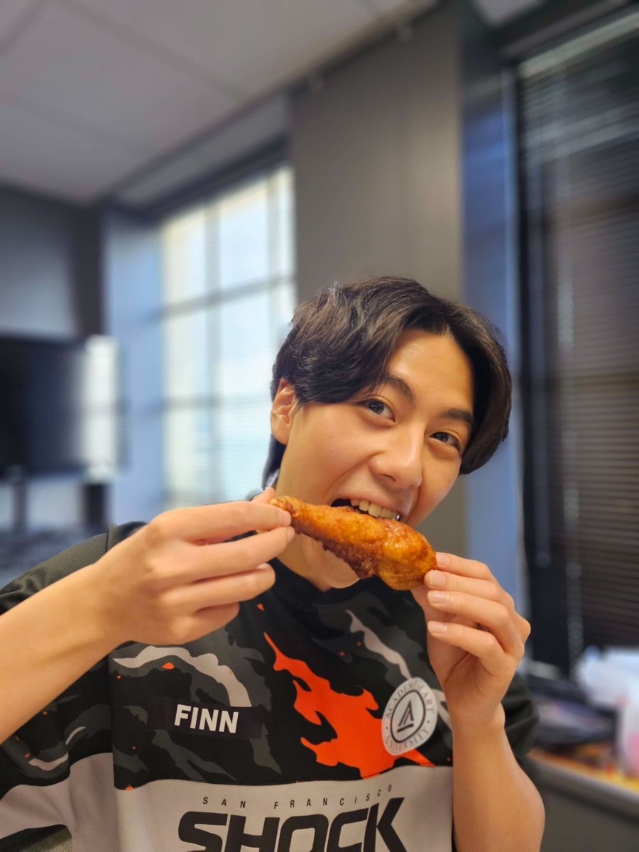 SFShock's tweet photo. You are scrolling twitter. We are eating @BonchonChicken. We are not the same.
#CrunchOutLoud #KoreanFriedChicken https://t.co/lo5XH5VIDM