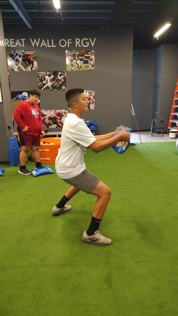 OLcoachGalvan's tweet photo. It's an exciting feeling that football season is so close! Will you be ready? Don't get bored of working the fundamentals..... Repetition equals Muscle Memory. #OwnTheDetails #RGVfootball❤️ https://t.co/XabW01W2sL