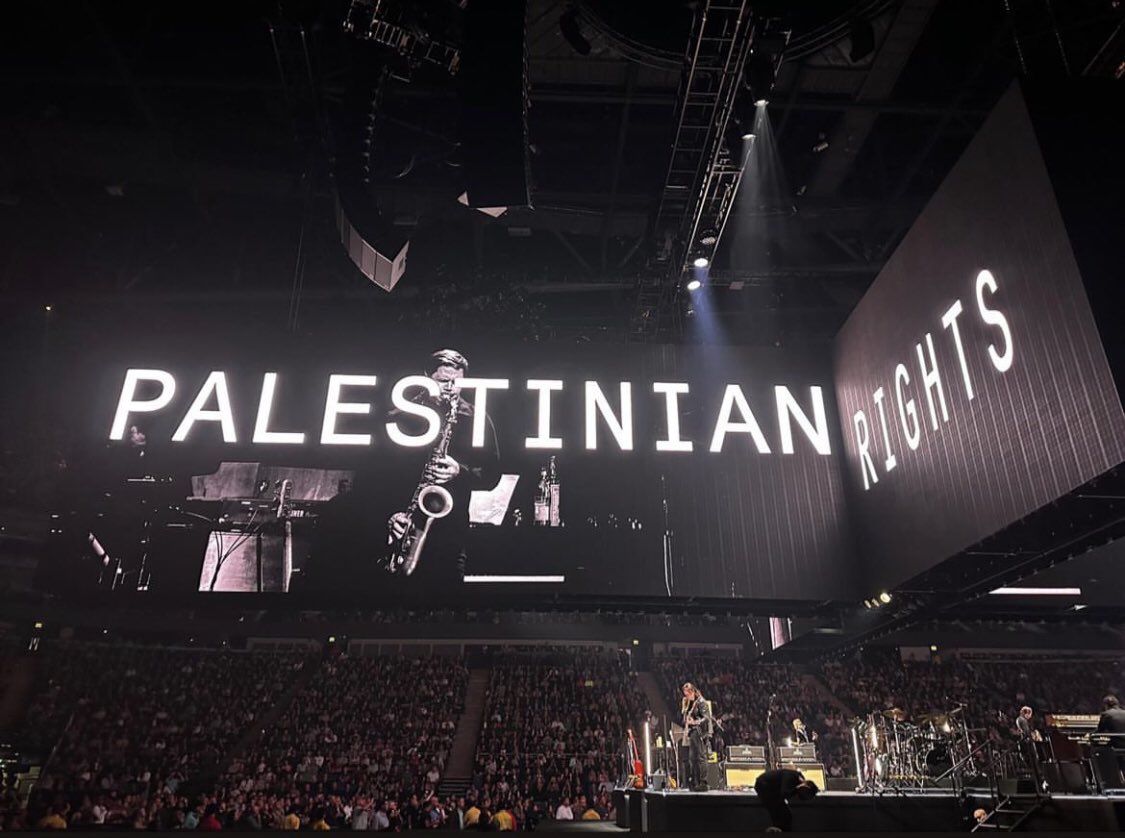 bayan_abutaema's tweet photo. قبل حفلة Roger waters مبارح في لندن مجموعة "اسرائيلين" تجمهروا على باب مكان الحفل ليعبروا عن غضبهم من دعم روجر لفلسطين وكونه معادي للسامية “Anti-semitic” 
قام روجر قلهم تمام: https://t.co/50r5aw4iCd