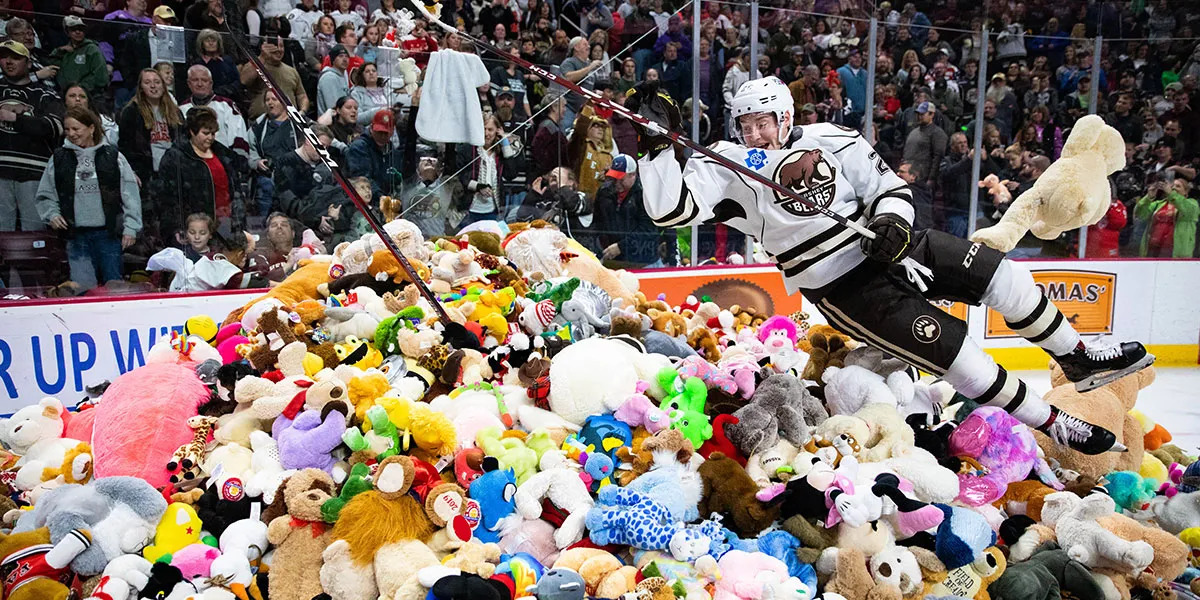 JuddSpicer's tweet photo. Do you believe in Oracles?...
New from the @Firebirds Insider: #CalderCup Championship Preview, 'Birds vs. @TheHersheyBears.
Lace-up w/ history, stats, analysis (and prediction) right here:
https://t.co/rXOYYtfdOK 
#Hockey #AHL #palmsprings @pwilliamsAHL https://t.co/AEhZ9yIQZC