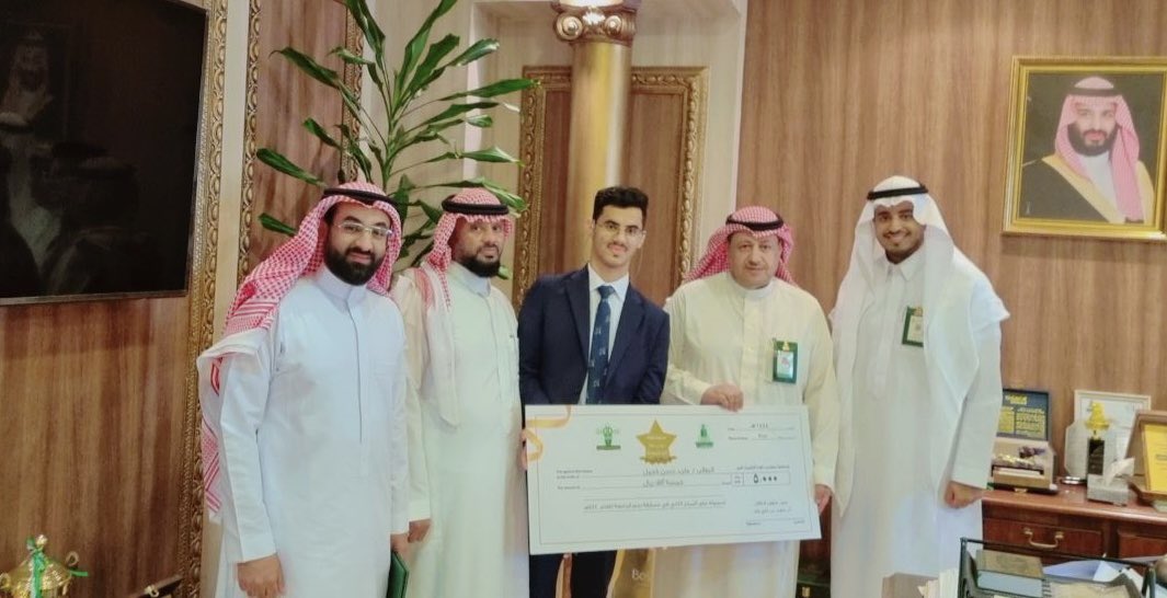 KAU_FT's tweet photo. حيث استقبل سعادة عميد #كلية_السياحة د. ناصر البقمي وبحضور سعادة وكيل الكلية للشؤون التعليمية د. محمد القرشي طالب الكلية : ماجد كحيل الفائز بالمركز الثاني في مسابقة نجم الجامعة على مستوى جامعة الملك عبدالعزيز. https://t.co/Mc90RF5fSO