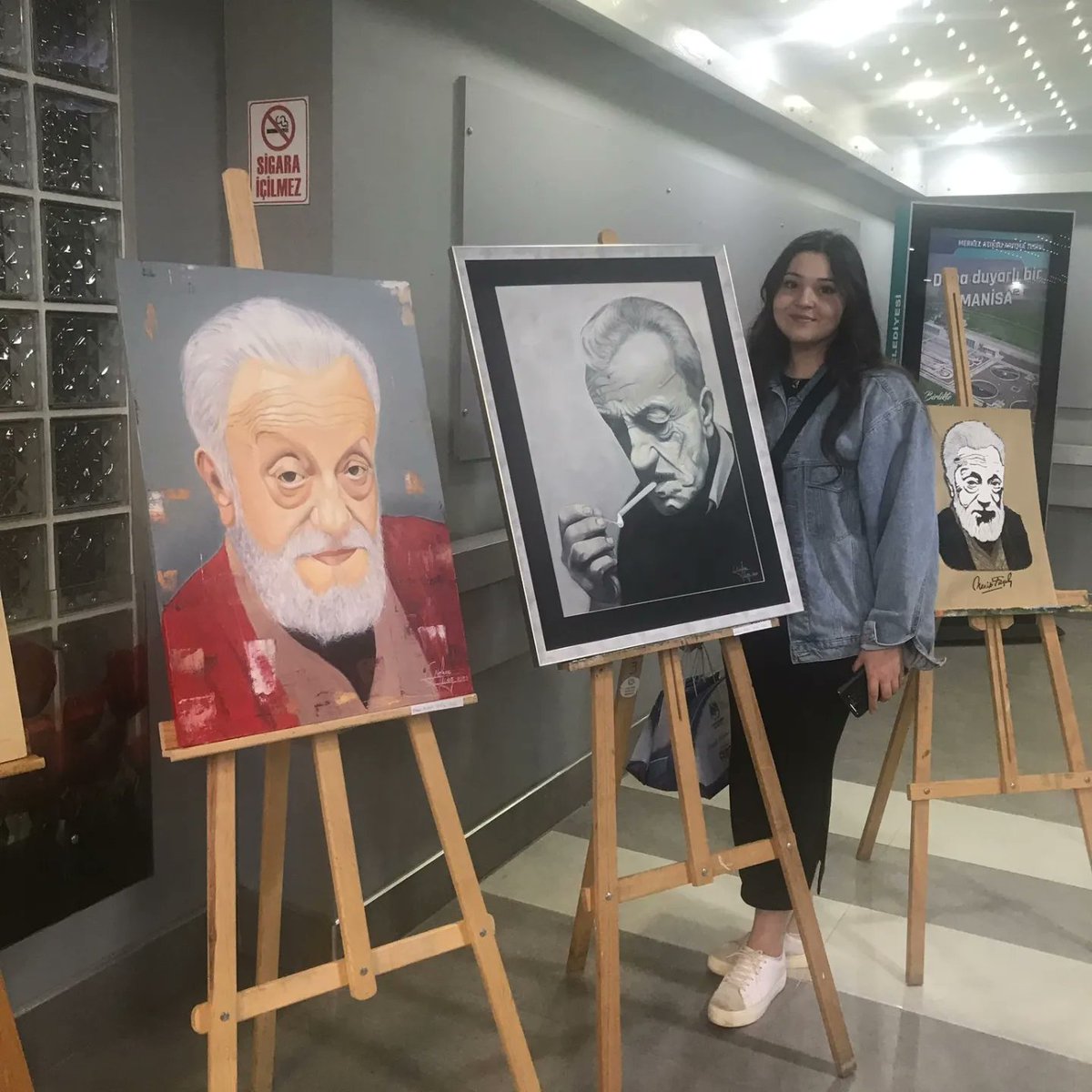 AkhisarBilsem's tweet photo. Türkiye'nin 100 yıllık birikimi "ANADOLU MEKTEBİ" vefatının 40. yılında Üstad Necip Fazıl  Kısakürek'i anma programı için düzenlenen resim sergisine Görsel Sanatlar Öğretmenimiz Ahmet ÇETİN, öğrencisi Nefise İÇÖZ 'ün yaptığı Necip Fazıl Kısakürek potreleri ile katılmışlardır. https://t.co/v7ttsMzmKi