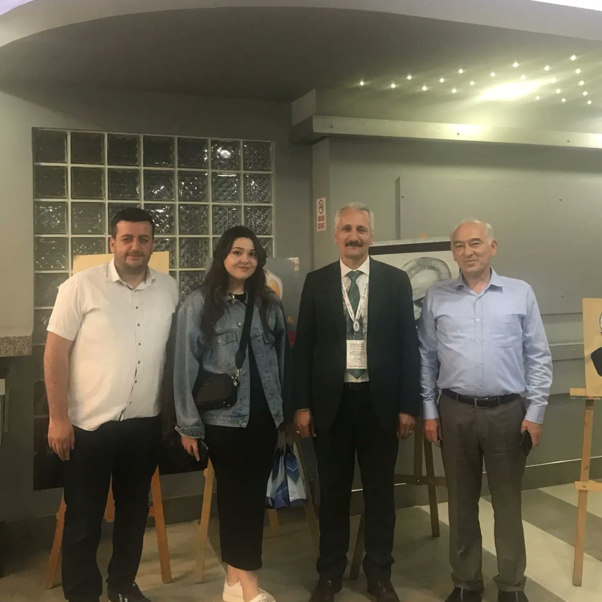 AkhisarBilsem's tweet photo. Türkiye'nin 100 yıllık birikimi "ANADOLU MEKTEBİ" vefatının 40. yılında Üstad Necip Fazıl  Kısakürek'i anma programı için düzenlenen resim sergisine Görsel Sanatlar Öğretmenimiz Ahmet ÇETİN, öğrencisi Nefise İÇÖZ 'ün yaptığı Necip Fazıl Kısakürek potreleri ile katılmışlardır. https://t.co/v7ttsMzmKi