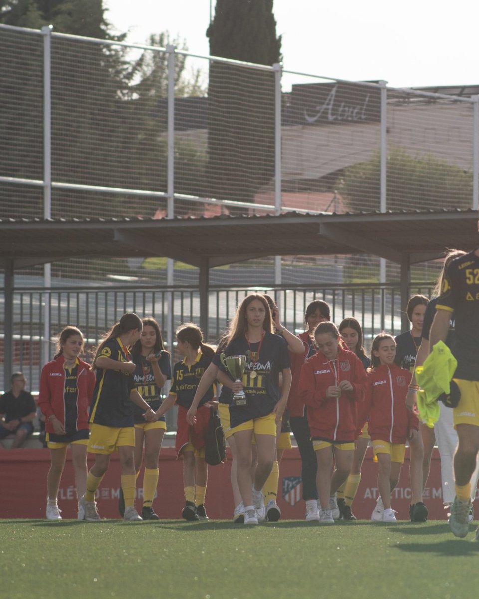 CDpuertaMadrid's tweet photo. 📸 | CDPDM Infantil Fem
Pasillazo a las Campeonas de Liga que ofrecieron el trofeo a nuestra afición antes del partido del primer equipo.
¡Sois increíbles! 

💪 #VamosPUERTA
#CDPDM #FamiliaPuerta #FutFem https://t.co/PIY9Y31zFC