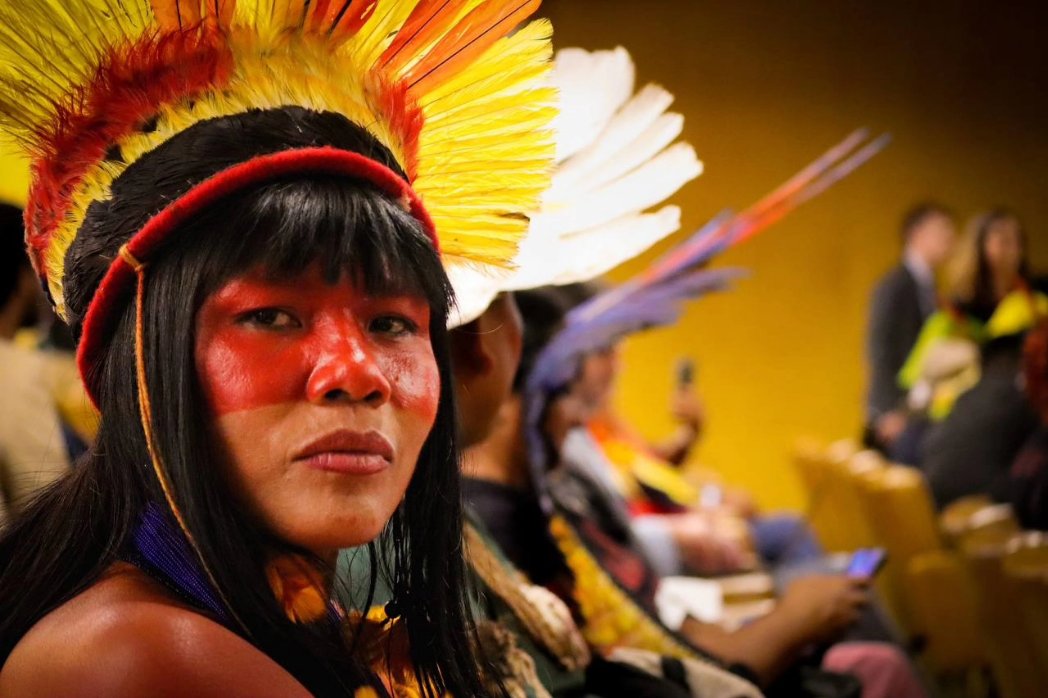 Lideranças indígenas de todo o Brasil, que estão, em Brasília, acompanham sessão do Supremo Tribunal Federal (STF) que retoma o julgamento que define o futuro dos povos indígenas e é decisivo para a crise climática.

Acompanhe aqui: apiboficial.org/marco-temporal/
Foto @vicenteblxw/Coiab