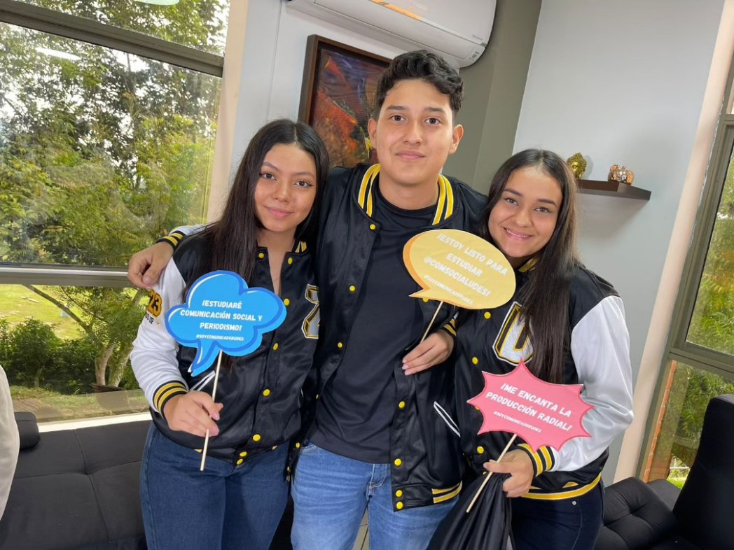 ComSocial_udes's tweet photo. Amor por comunicar. Estudiantes de los colegios de San Vicente de Chucurí, disfrutaron su visita al @canal_utv. 🩵📺 Se auguran futuros comunicadores. 📷
@udes_oficial
@Enf0que_Digital
@LaU107radio
#SoyComunicadorUDES
#ReporterosUDES https://t.co/voVeQVDJ4f