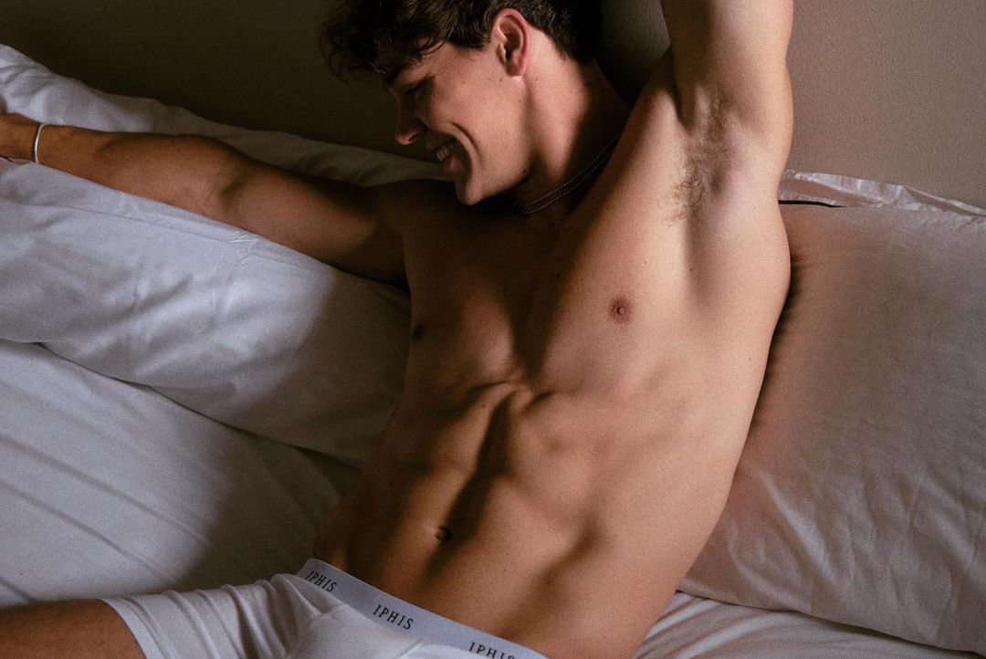 SecretInFrat's tweet photo. Flexing in my white briefs. 

The biggest bulge you’ve ever seen or what? https://t.co/1hmP56cFtz