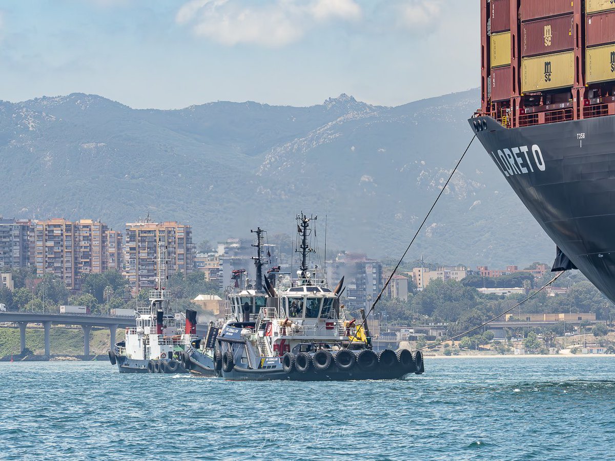 MSCLORETO un gigante de los mares, el trabajo de los remolcadores del puerto un trabajo profesionalidad . #algeciras #algecirasport #puerto de algeciras #autoridadportuariadealgeciras #apba #msc #mscloreto #vbjuangonzalez #vbtitan #vbsiroco #vbceballos #vbalbatros #vb #tugboats