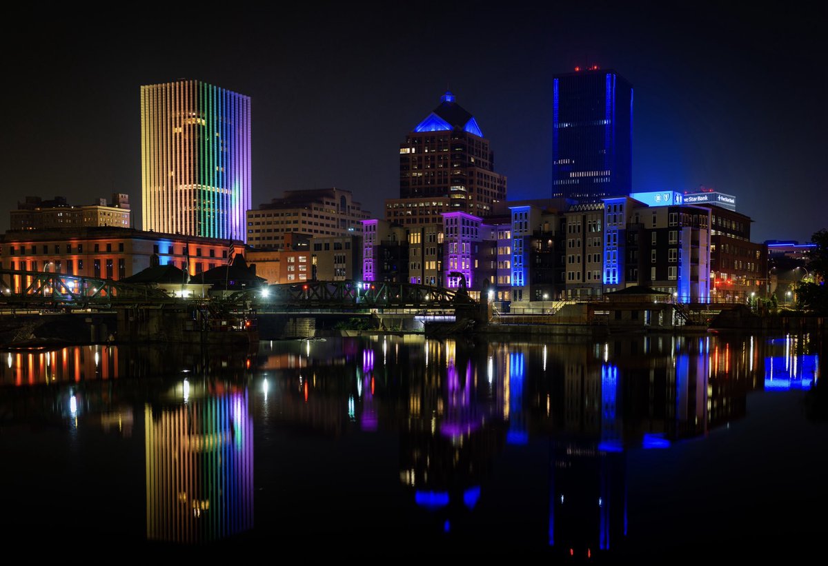 🌃
#roctopshots #rochester #rochesterny #thisisroc #geneseeriver #color #reflection #reflections #city #cityscape