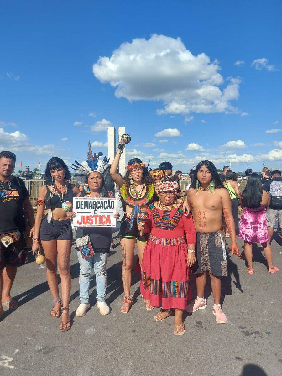Sessão suspensa no STF ! Promover a devastação não é segurança para ninguém. Quem defende o marco temporal, são os invasores de terra indígena que estão de olho no que restou. A ganância deles está acima da vida. Nos ajude a pressionar o STF e dizer #MarcoTemporalNao