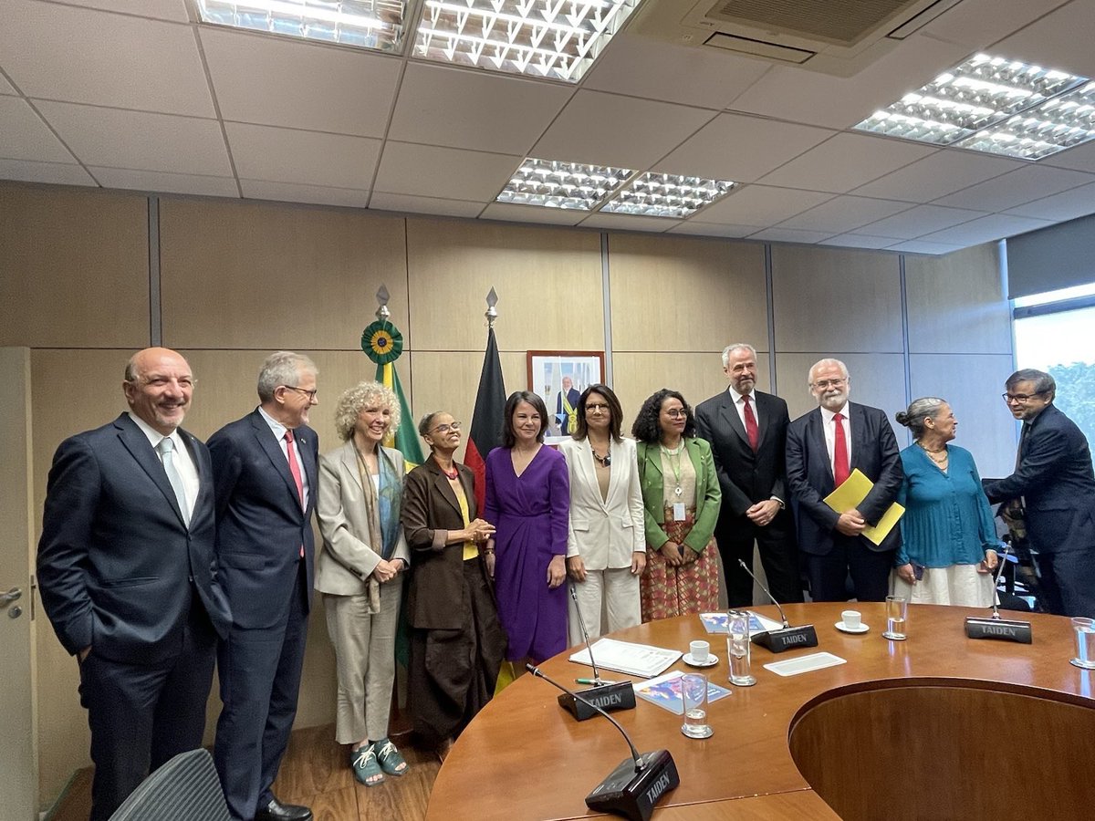 climatemorgan's tweet photo. Happy to be in 🇧🇷 with @ABaerbock working with the impressive @MarinaSilva &amp; team. Visiting #Belém enabled us to meet these four inspiring women who are preserving the forest while selling sustainable products. Preserving trees together with communities is clearly the way to go. https://t.co/YzTDEBkKvn