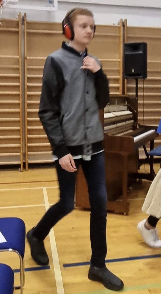 Barn nr:3 útskrifaðist úr Sunnulækjarskóla í dag. Útskrift hefur alltaf verið mér frekar erfið en þegar um mikið fatlað barn er að ræða þá koma upp hellings öðruvísi tilfinningar.Minn gaur mun aldrei upplifa frelsið sem bíður jafnaldra hans. Krakkar, notið ykkar frelsi til fulls.