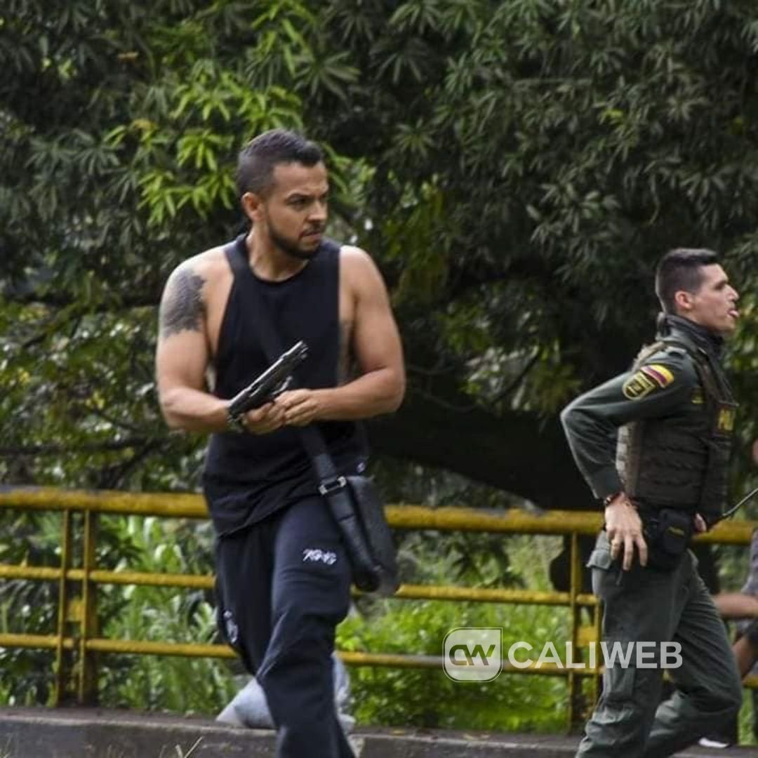 CWMasNoticias's tweet photo. #Últimahora ‼️ !Andrés Escobar a juicio! 

A juicio por usurpación de funciones públicas, lanzamiento de objetivos peligrosos y amenaza. Así lo avaló la jueza tercera especializada de Cali contra Andres Escobar, 4 civiles y 12 policías por los hechos ocurridos el #28M de 2021. 
Vía: Cuestión Pública 
#CaliWeb #cali