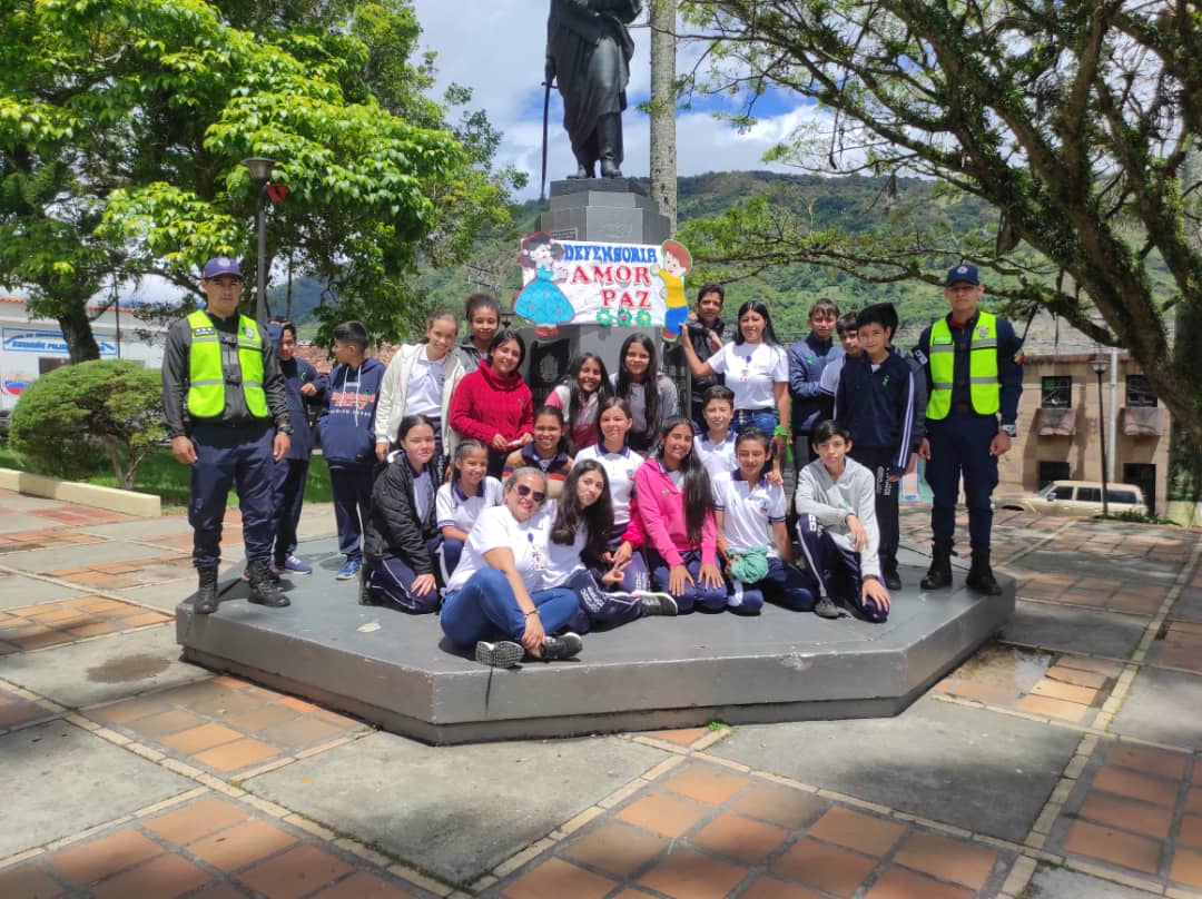 amorypazurdane's tweet photo. La Defensoria Educativa Amor y Paz, en articulación con la Policía Nacional Delicias, se realizó campaña Los Niños, Niñas no se Tocan. https://t.co/aGkJlsTRoc