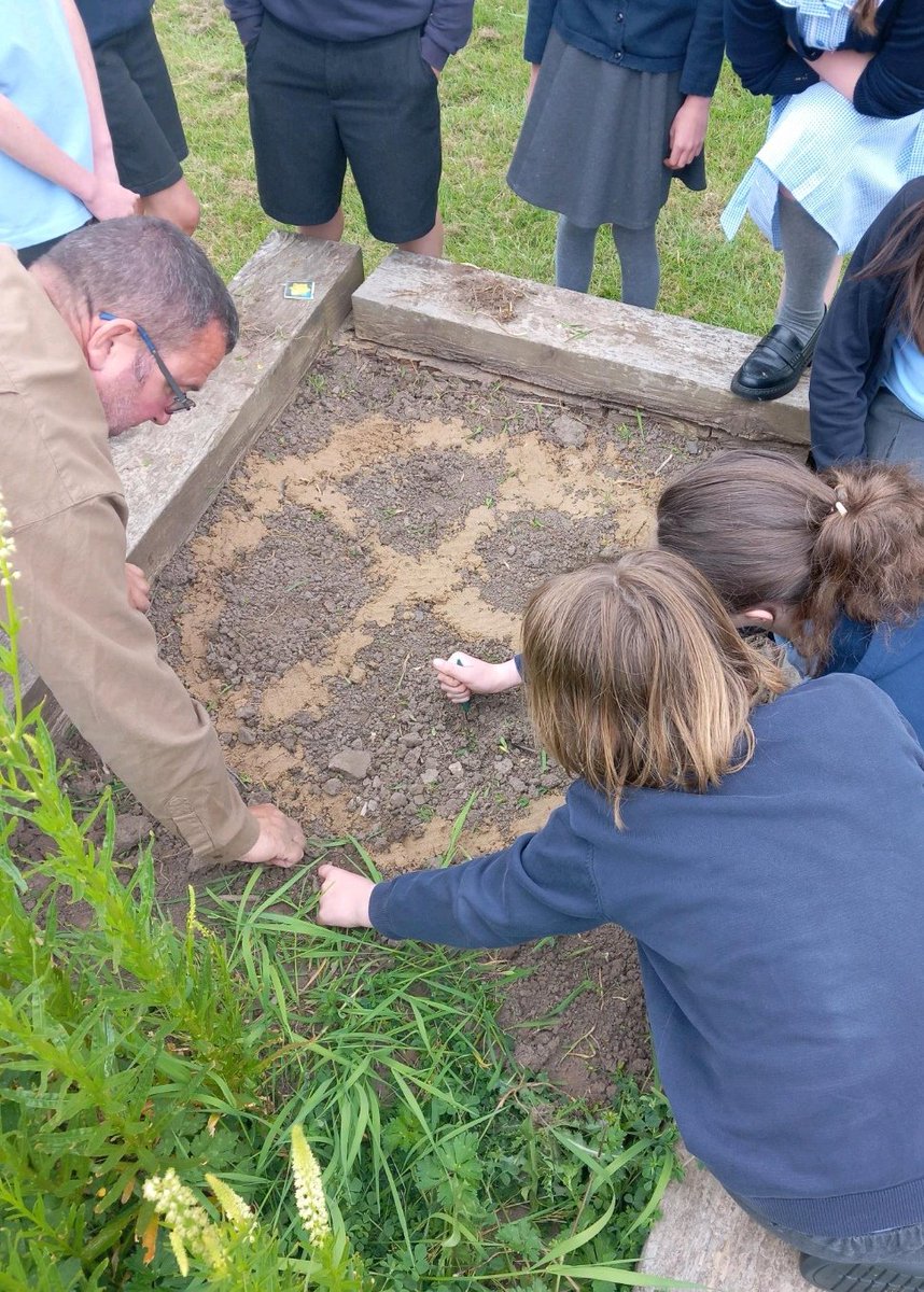JANEHINDMARCH's tweet photo. Fantastic to welcome Chris Collins (ex Blue Peter gardener) into 2 of our Wakefield schools @NethertonJI and Kingsland Primary. Planting a pizza wheel and grass heads were on the gardening menu. #rootstothefuture
#morethanschoolmeals
@ISS_Education https://t.co/IBe6oGjIcf