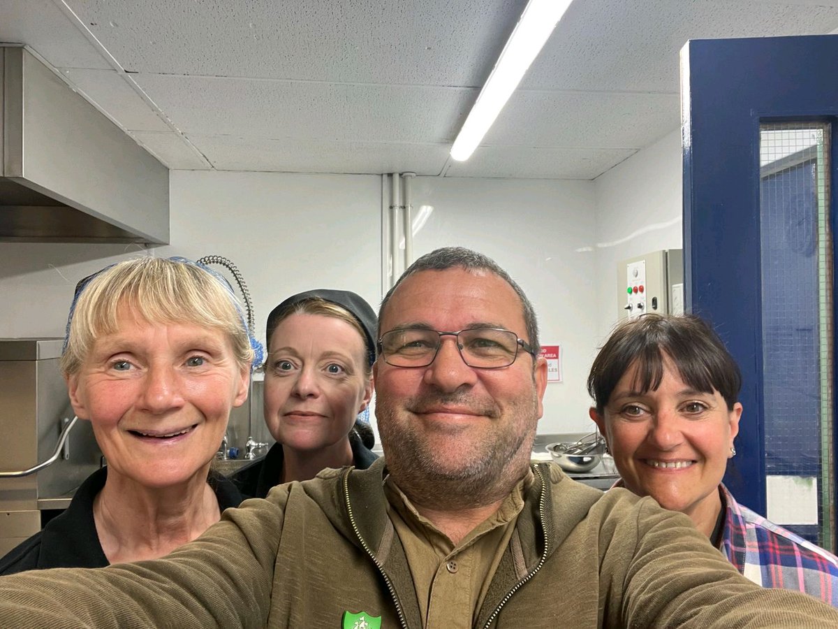 JANEHINDMARCH's tweet photo. Fantastic to welcome Chris Collins (ex Blue Peter gardener) into 2 of our Wakefield schools @NethertonJI and Kingsland Primary. Planting a pizza wheel and grass heads were on the gardening menu. #rootstothefuture
#morethanschoolmeals
@ISS_Education https://t.co/IBe6oGjIcf