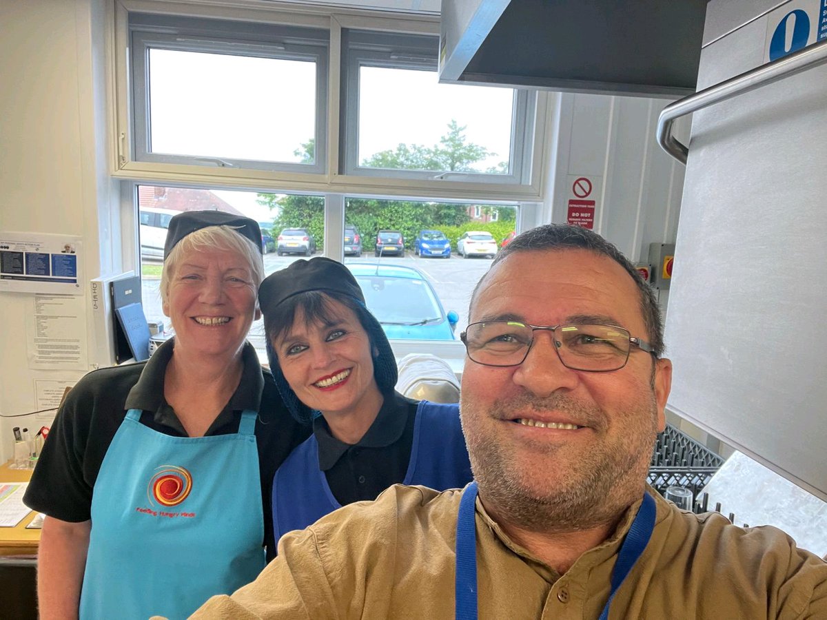 JANEHINDMARCH's tweet photo. Fantastic to welcome Chris Collins (ex Blue Peter gardener) into 2 of our Wakefield schools @NethertonJI and Kingsland Primary. Planting a pizza wheel and grass heads were on the gardening menu. #rootstothefuture
#morethanschoolmeals
@ISS_Education https://t.co/IBe6oGjIcf