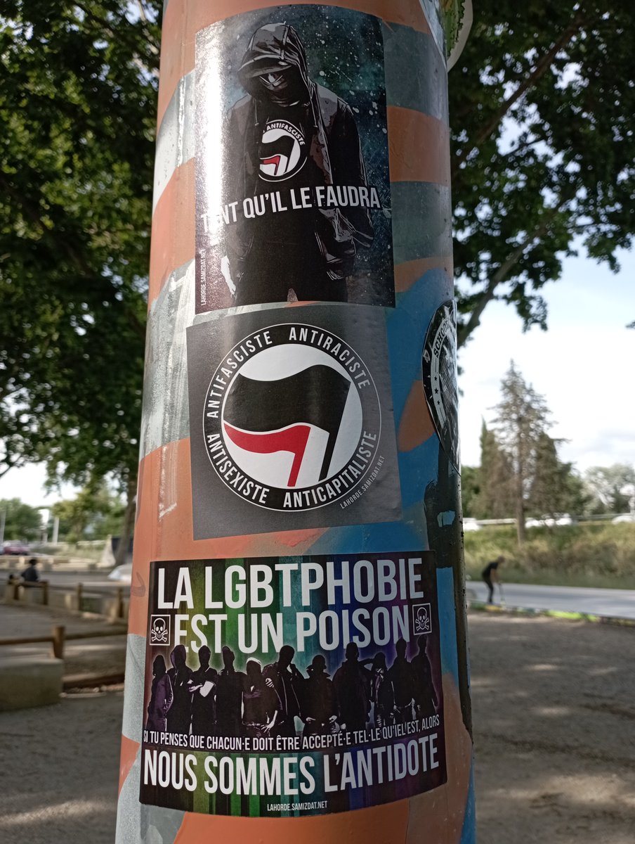 AtraBilis161's tweet photo. Quand les sacs à merde décollent et bien je recolle !!! 161 Crew section Némausus...
Pas grand monde qui colle sur Nîmes et c'est bien dommage !!!!! Bougez les Nîmois car je me sens seul !!!!!!!!!!
@lahorde_antifa 
#antifa161 #zbeul161 #lahordeantifa161 https://t.co/3U80kec2qe