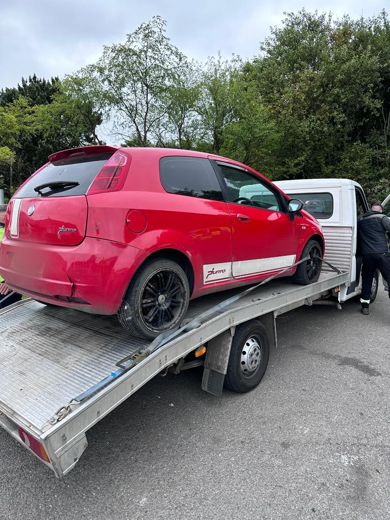 DerbysRPUBikers's tweet photo. Another one into our RPU check site.
Use proper reputable recovery/delivery companies.
Too many corners cut here.
Completely inadequate strapping for this car.
Just not good enough.
Driver reported #TOR issued.
Rectified @ roadside.
#poorstandards
#opsbikes
#Doitright https://t.co/6NJKW64WtN