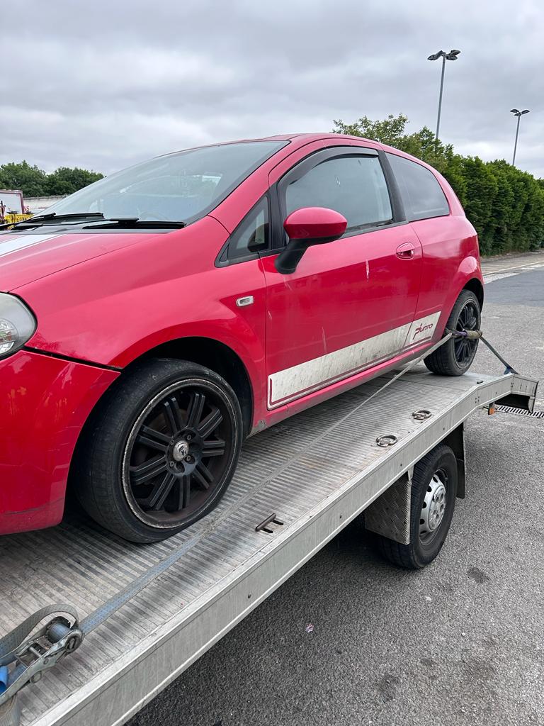 DerbysRPUBikers's tweet photo. Another one into our RPU check site.
Use proper reputable recovery/delivery companies.
Too many corners cut here.
Completely inadequate strapping for this car.
Just not good enough.
Driver reported #TOR issued.
Rectified @ roadside.
#poorstandards
#opsbikes
#Doitright https://t.co/6NJKW64WtN