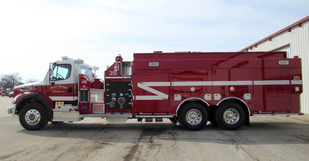 SmealFire's tweet photo. Tri-County Fire Protection District is hauling water with this Top Mount Pumper Tanker! Features include:
- Freightliner M2 112 Two-Door Cab
- Waterous CSU20 1500 GPM pump
- 3,000 gallon tank
Truck #5234 Sold by Fire Apparatus Supply Team
#Smeal #puttingfirstrespondersfirst https://t.co/Tarrad4bFz