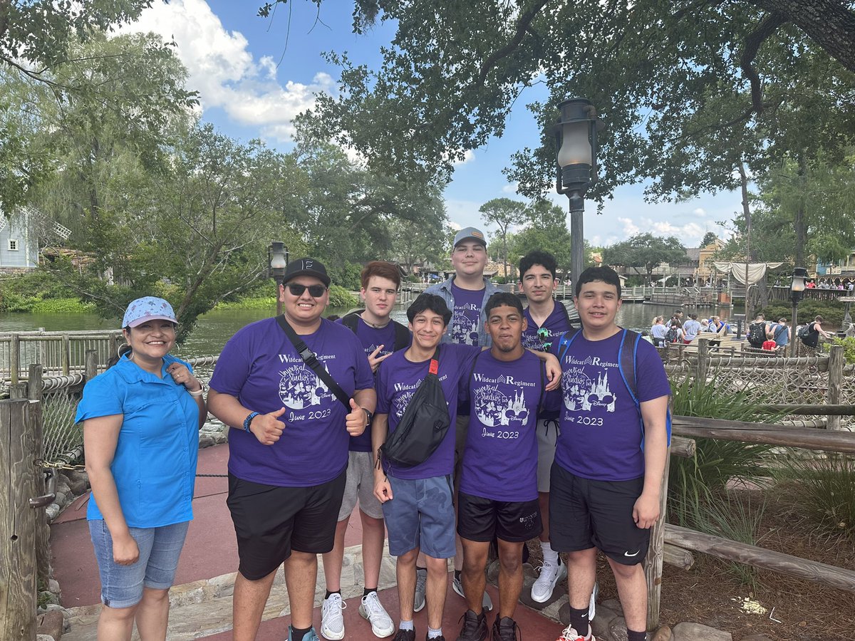 MrsBTorres122's tweet photo. Ran into some a Wildcat aRegiment members!!! Have fun and enjoy the rest of our trip!!!#wildcatregiment! https://t.co/aQEjrPMAol