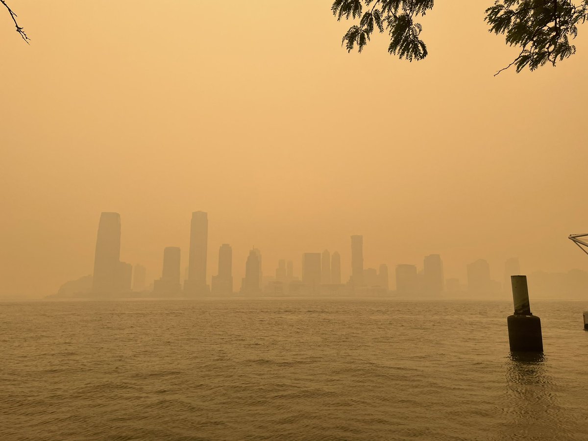 HannahROros's tweet photo. Apocalyptic view from the office today… #nyc #nofilter #WildfireSmoke https://t.co/xoG0J6rMhi