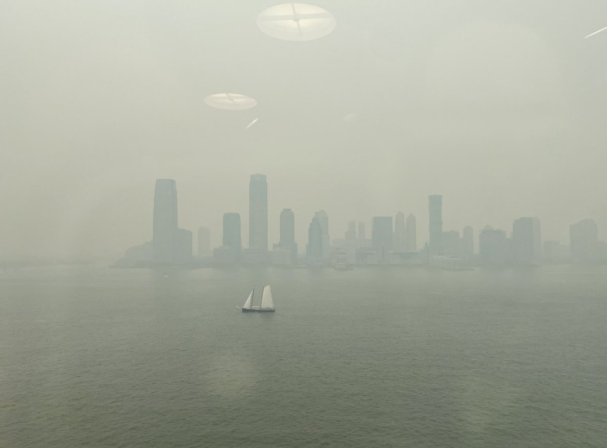 HannahROros's tweet photo. Apocalyptic view from the office today… #nyc #nofilter #WildfireSmoke https://t.co/xoG0J6rMhi