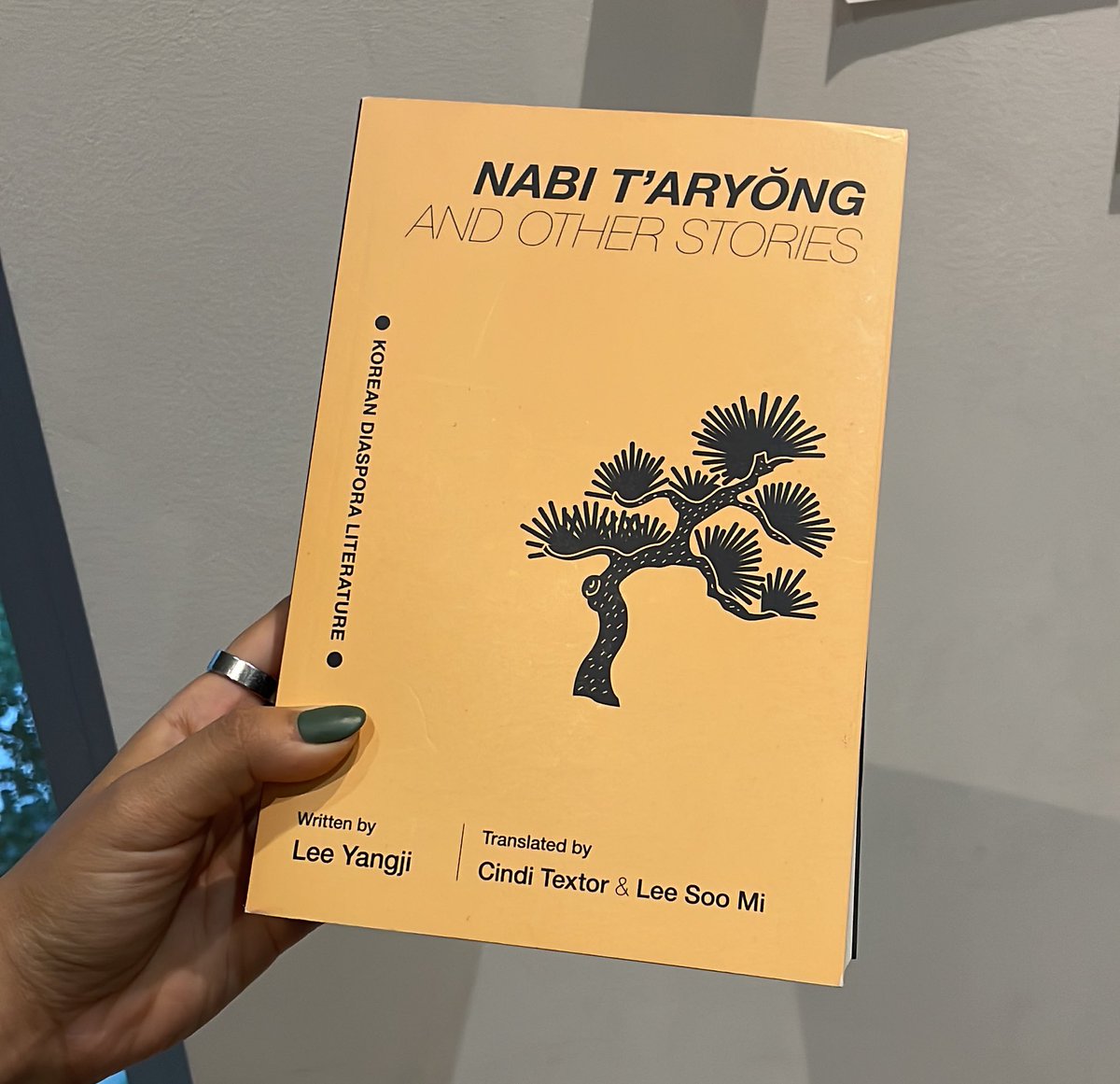 This book traveled with friends and family from Seoul to New York to Ohio to London to meet me 🤍