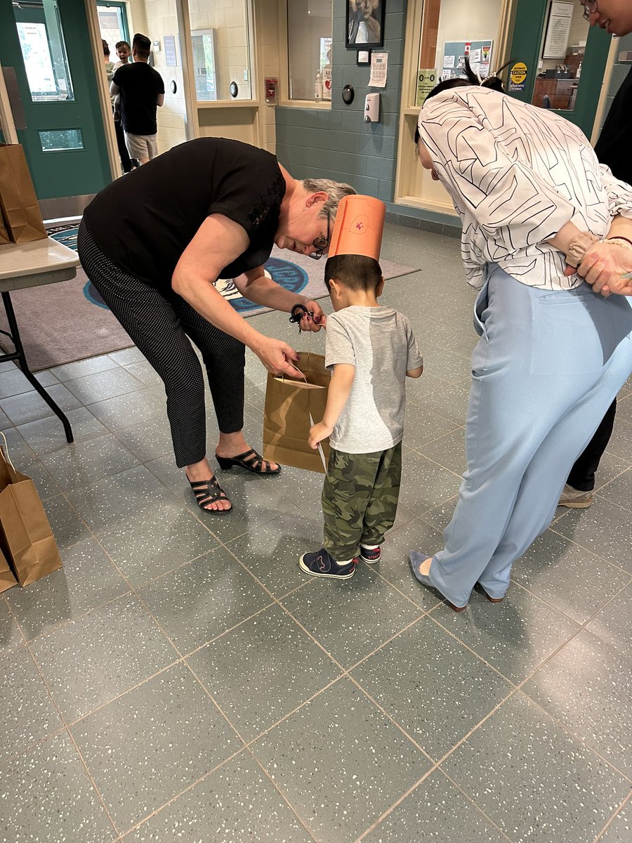 Welcoming our newest JKs this evening <a href="/jcpshdsb/">Joshua Creek</a> -excited parents, bright-eyed, happy kiddos an evening to remember! Ty to <a href="/btaha/">Taha BK</a>  for bulletin board inspiration