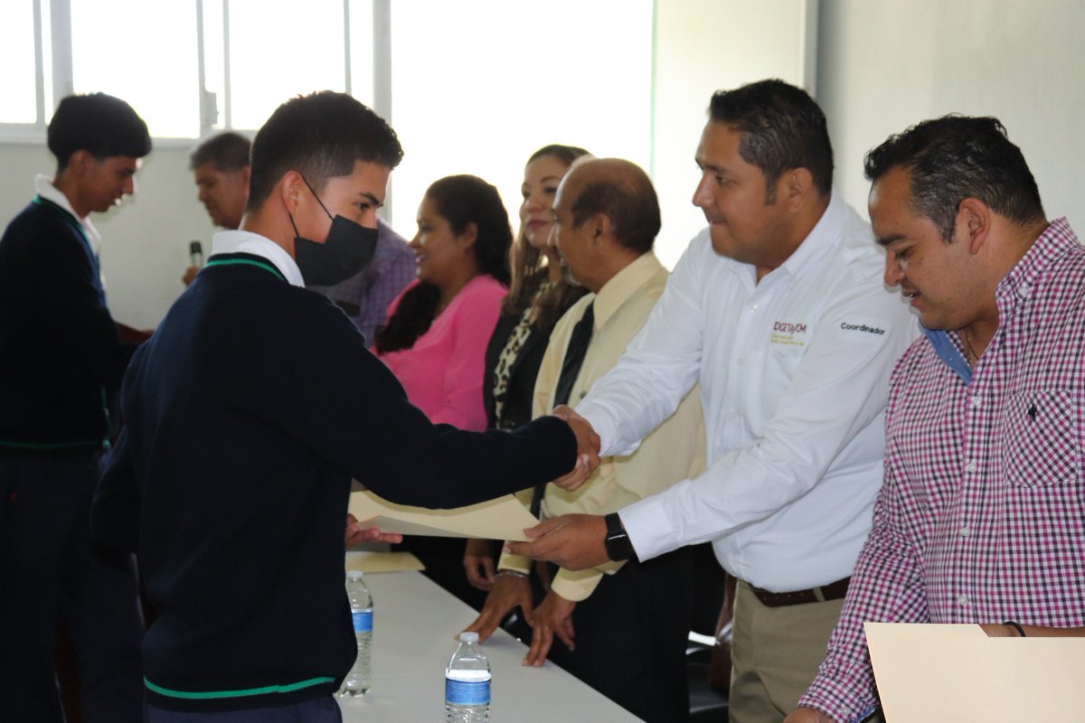DgetaycmSLP's tweet photo. ALUMNADO DEL CBTA 258 DE #VILLADEREYES RECIBIÓ CONSTANCIAS DE CAPACITACIÓN EN REFRIGERACIÓN #SLP
• Fueron 25 estudiantes quienes cuentan con nuevas habilidades
Mas detalles: https://t.co/HQoKjC2JFC https://t.co/GcXJzYZBe6