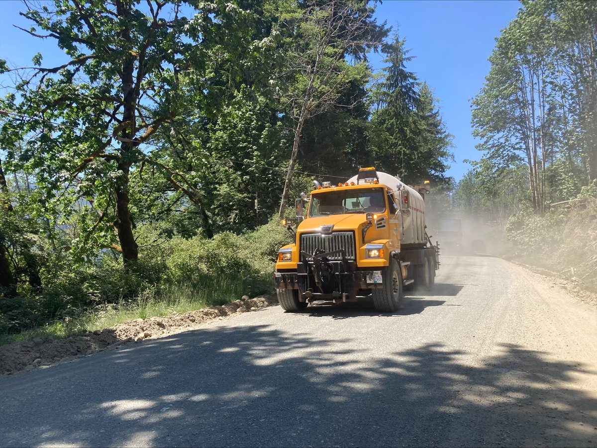 Crews are out spraying water to reduce dust on the #BCHwy4 detour route. 
For those who must travel: 
👉be prepared
👉be patient
👉fuel up
👉bring extra food/water
👉travel during daylight hours
bit.ly/42vs8yr
#Tofino #PortAlberni #LakeCowichan #BCWildfire