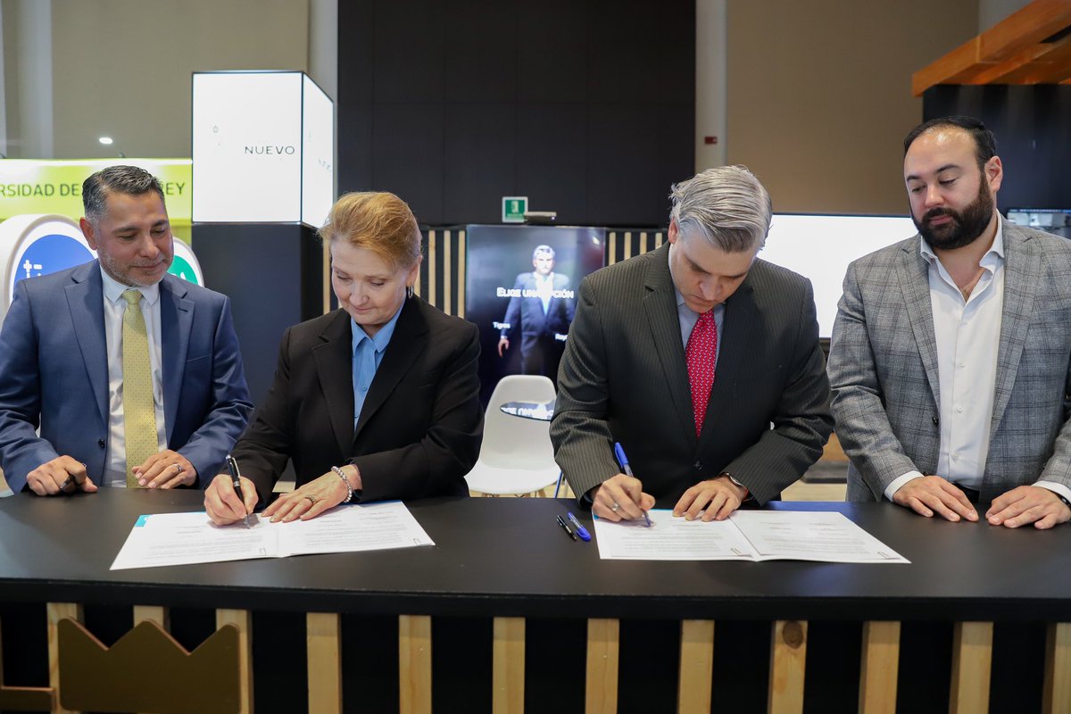 Economia_NL's tweet photo. 🤝🏼 Para colaborar en materia de nuevas tecnologías para el desarrollo económico, firmamos en la #AMOF un convenio de colaboración con @CityofPhoenixAZ. https://t.co/poMApTZA3c