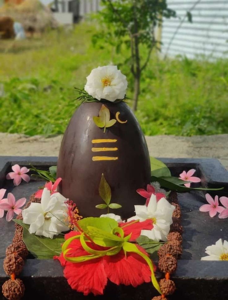 क्या मांगू मैं तुमसे भोले
तुम ने सब कुछ बक्शा है
मेरे हिसे का उसको देना
दाने दाने को जो तरसा है 🔱🕉💫

शुभ प्रभात सभी को  🦋🥀
हर हर महादेव 
🌸🙏