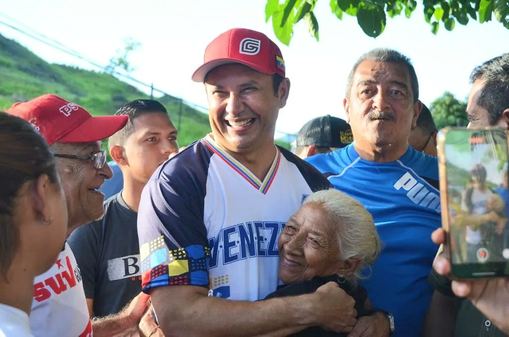 josemvasquez's tweet photo. AMOR CON AMOR SE PAGA ❤️

Hoy disfruté de un bonito encuentro con los habitantes de la comunidad Santa Bárbara en San Juan de los Morros 💯

Escuchamos sus necesidades y revisamos la política social nacional y regional que llega a sus hogares, chequeamos... https://t.co/lYHrBnUpWK