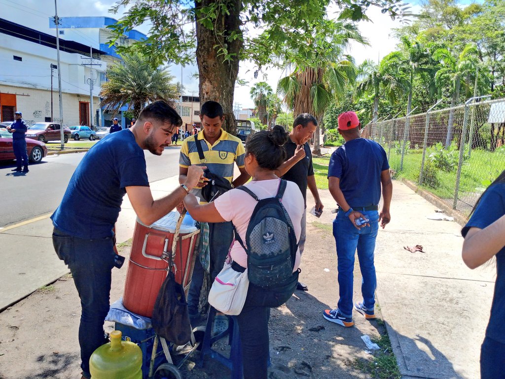ECHeresBol's tweet image. #7Junio | Gran toma y volanteo en campaña a nuestra Candidata a la primaria @delsasolorzano 
Hoy llevamos el mensaje de Unión y Esperanza al Jardín Botánico, Calle Venezuela y Paseo Orinoco de nuestra amada #CiudadBolivar

¡Unidos por una Venezuela Libre y Democratica!