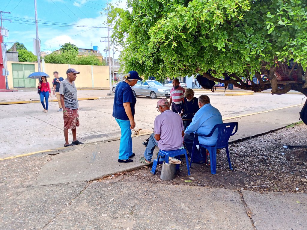 ECHeresBol's tweet image. #7Junio | Gran toma y volanteo en campaña a nuestra Candidata a la primaria @delsasolorzano 
Hoy llevamos el mensaje de Unión y Esperanza al Jardín Botánico, Calle Venezuela y Paseo Orinoco de nuestra amada #CiudadBolivar

¡Unidos por una Venezuela Libre y Democratica!