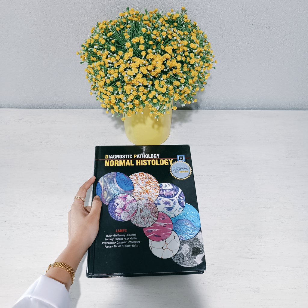 HiraSheikhh's tweet photo. The one book recommended by everyone, for all the newbies. A great read indeed.
#normalhistology #PathToPath #PathTwitter https://t.co/83JK9vakrX