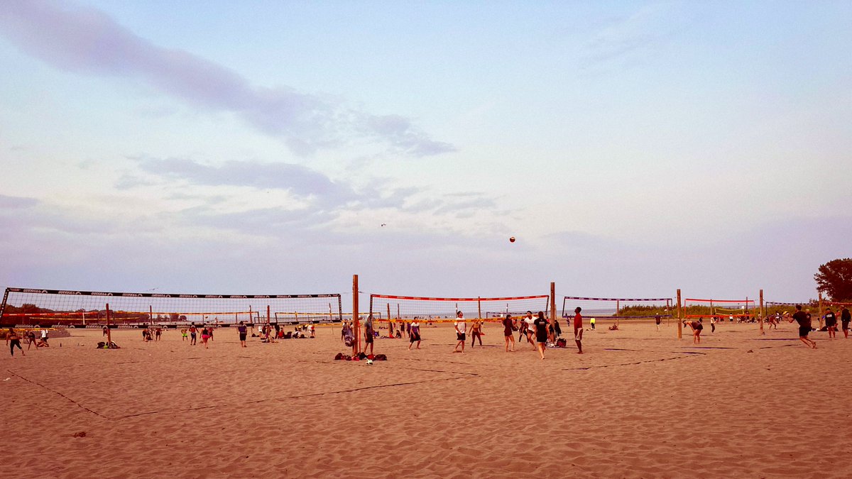 JRoc23's tweet image. The Air Quality in the city by the lake isn&apos;t that too bad, IMHO.

Then again, these days I&apos;m in the middle of warehouse demolition &amp;amp; construction, sprinting every night, and smoking on the boardwalk after Beach Volleyball, so my lungs are #BuiltDifferent.
#AirQuality #YesFilter