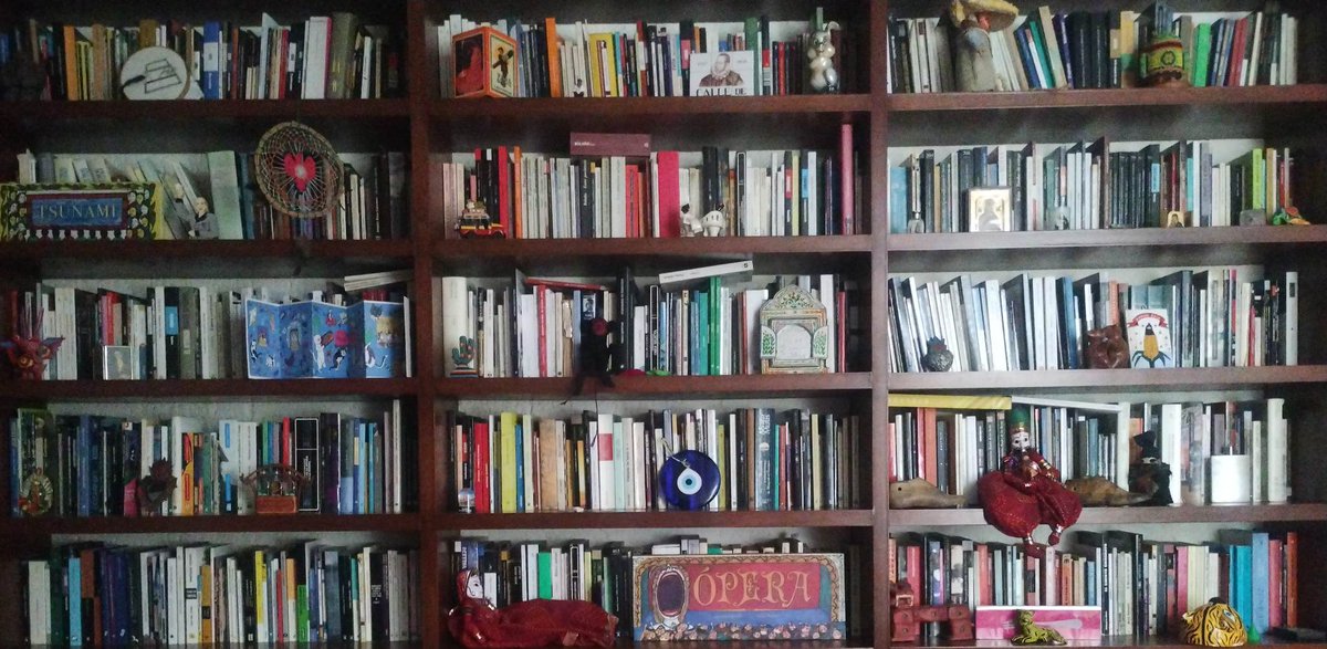 feguz77's tweet image. Pasarse la vida apurándose para tener tiempo de leer. Madrugar o desvelarse, dependiendo de la fisiología y el temperamento, para leer. Cuidar las copas para que la cruda no impida leer o, mejor, dejarlas correr para que al día siguiente la cruda no deje hacer nada, salvo leer.