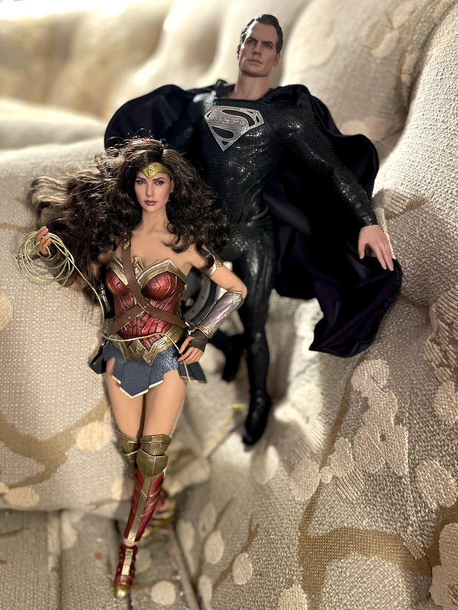 💥Meanwhile on the couch… 💥 #WonderWoman #HenryCavill #hottoys #GalGadot #WonderWomanWednesday 🌟