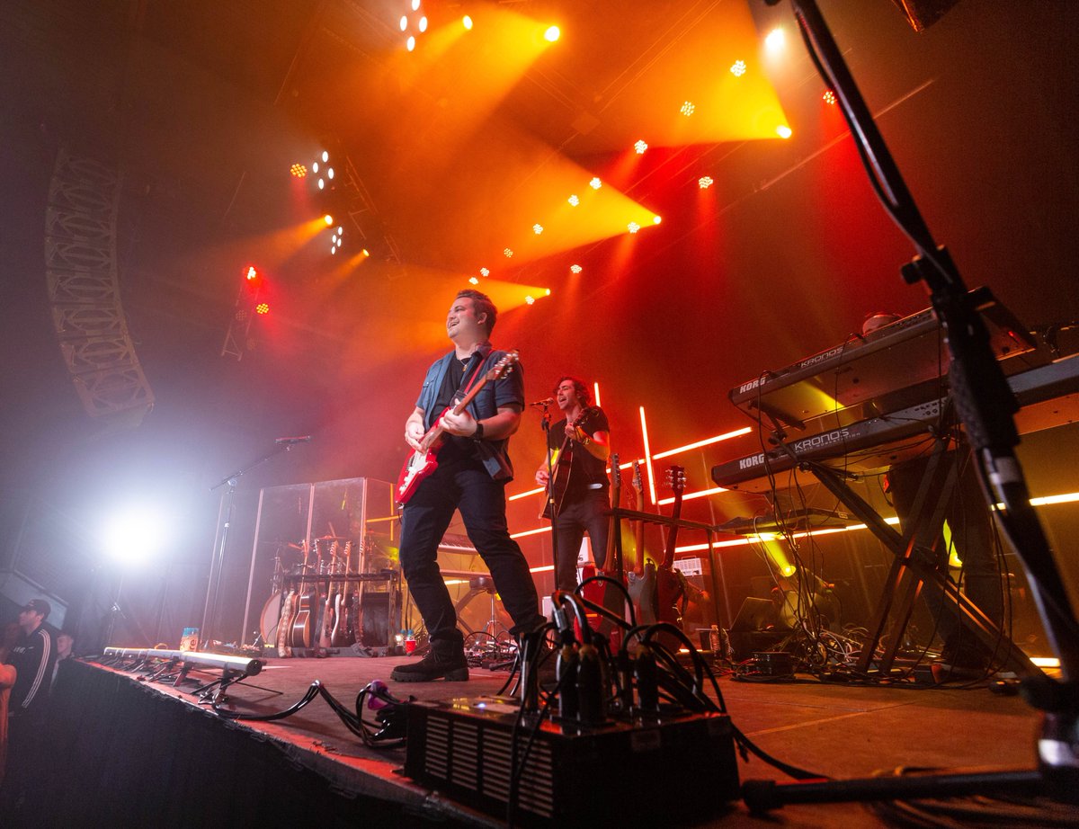 HunterHayes's tweet photo. Denver, can't think of anything that would’ve made our last night on the Red Sky Tour more spectacular. It truly felt like a celebration &amp; I'm so grateful for all of your fantastic energy! 

Shoutout to @abbya_music  for bringing incredible energy &amp; insane talent to the tour! https://t.co/O98WWoFyAy